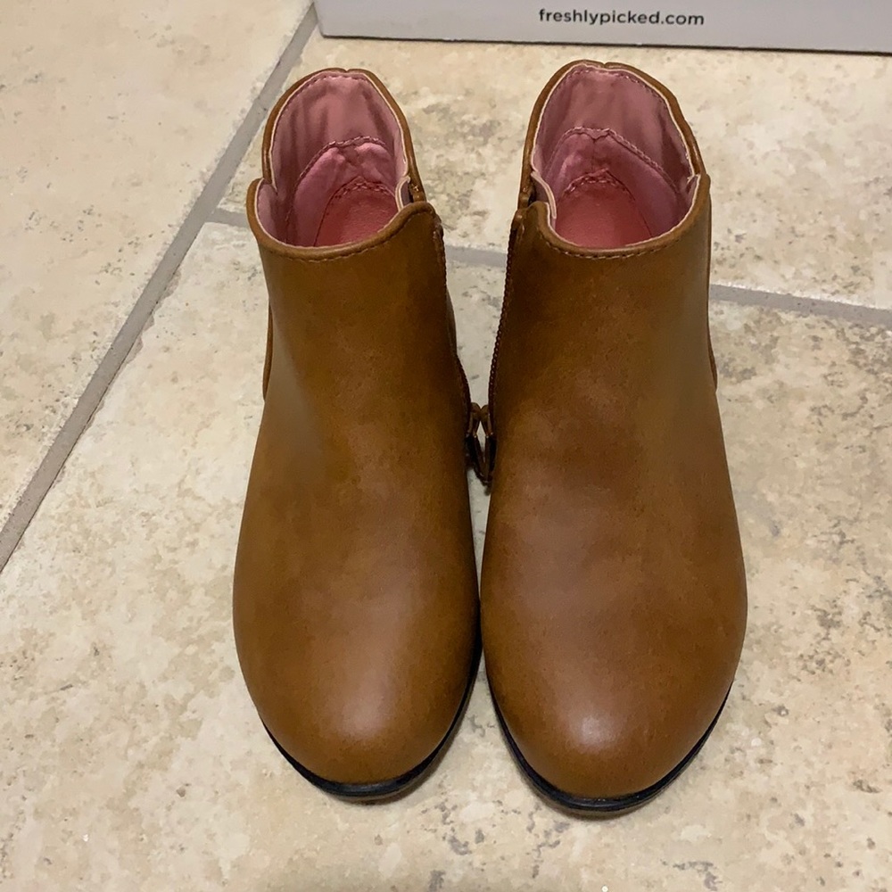 Cat and Jack toddler size 9 booties worn once!